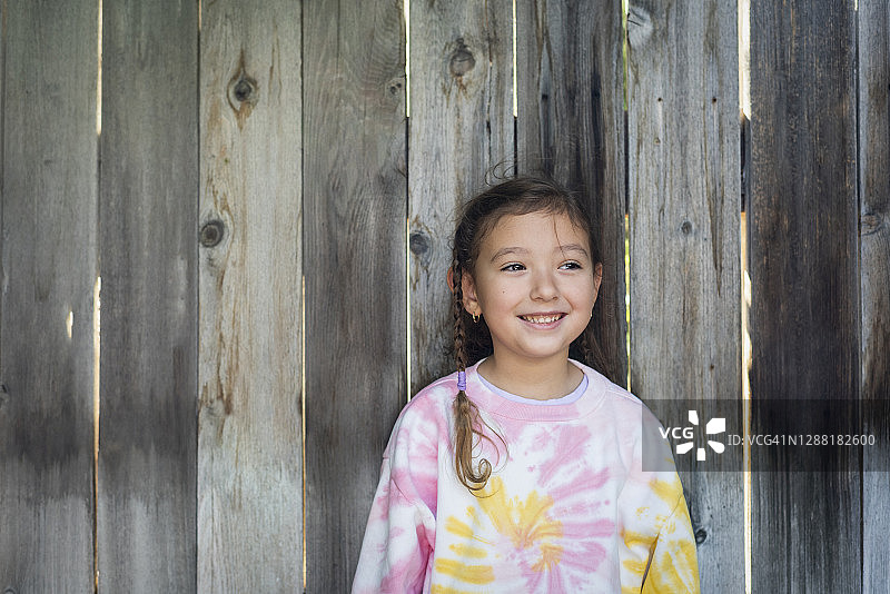 站在后院的年轻女孩图片素材