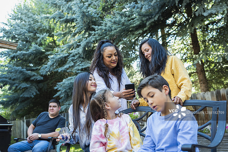 向家人展示手机的女人图片素材