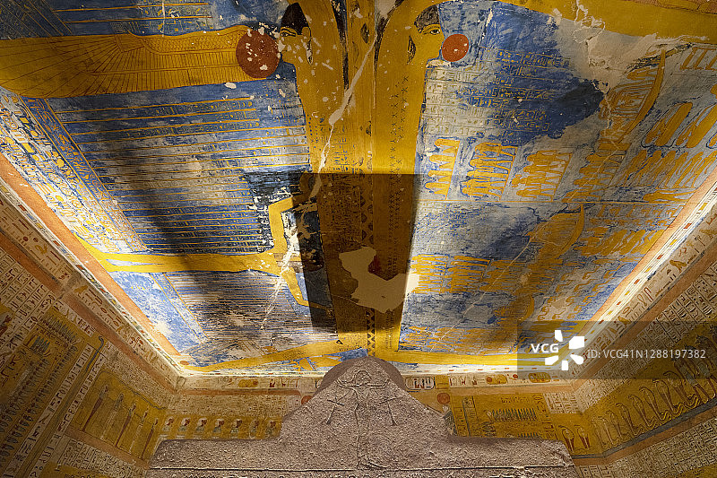 埃及卢克索帝王谷陵墓中的荷鲁斯、奥西里斯、阿努比斯石雕遗址图片素材