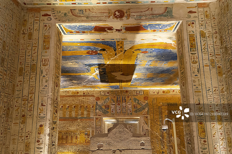 埃及卢克索帝王谷陵墓中的荷鲁斯、奥西里斯、阿努比斯石雕遗址图片素材