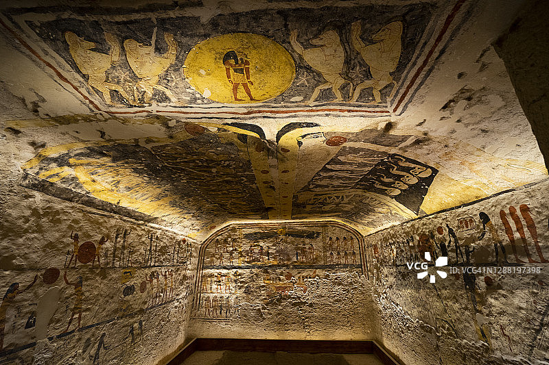 埃及卢克索帝王谷陵墓中的荷鲁斯、奥西里斯、阿努比斯石雕遗址图片素材