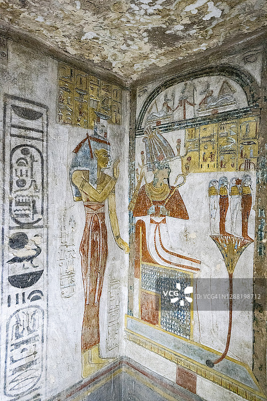 埃及卢克索帝王谷陵墓中的荷鲁斯、奥西里斯、阿努比斯石雕遗址图片素材