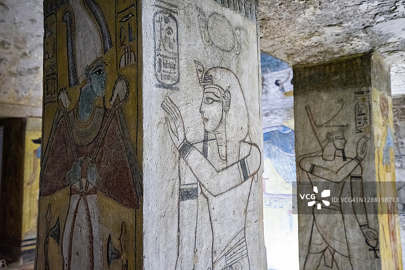 埃及卢克索帝王谷陵墓中的荷鲁斯、奥西里斯、阿努比斯石雕遗址图片素材