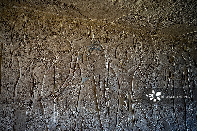 埃及卢克索帝王谷陵墓中的荷鲁斯、奥西里斯、阿努比斯石雕遗址图片素材