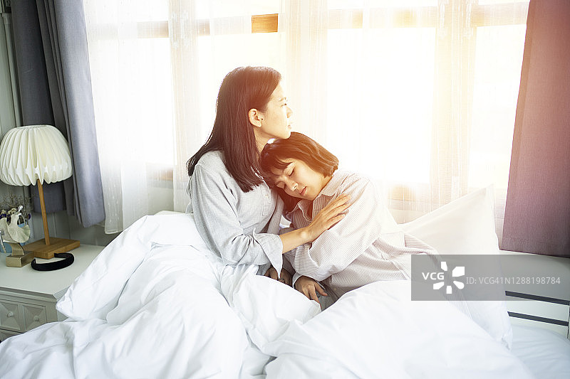 亚裔女性安慰情绪低落的朋友图片素材