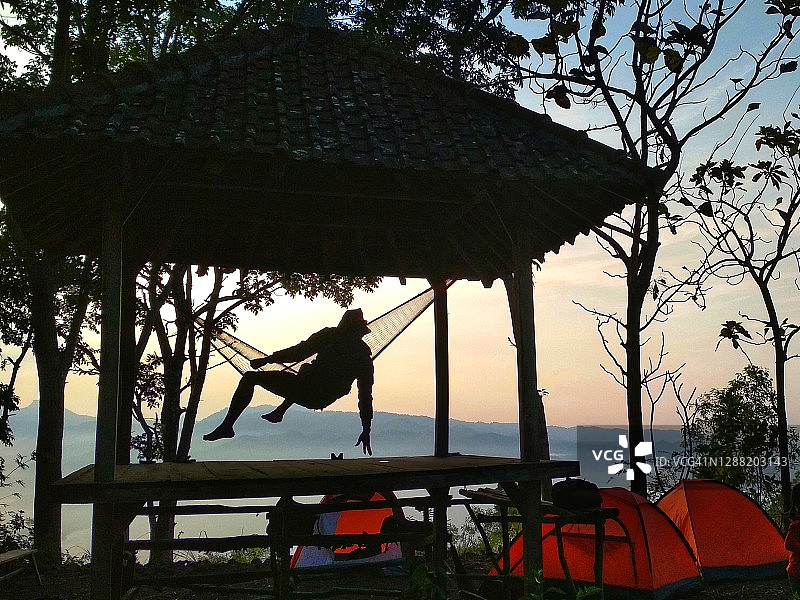 孤独的男人和帐篷剪影图片素材