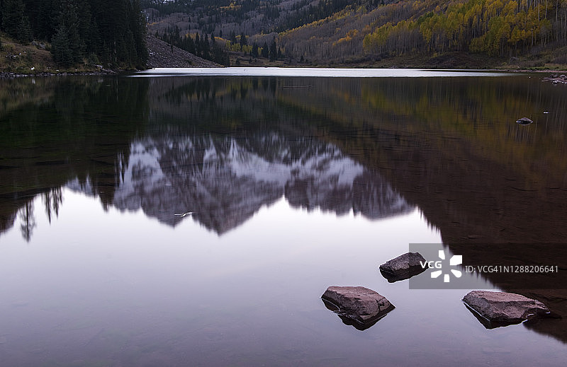 褐红色湖面倒影图片素材