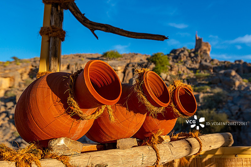 中东陶制水罐图片素材