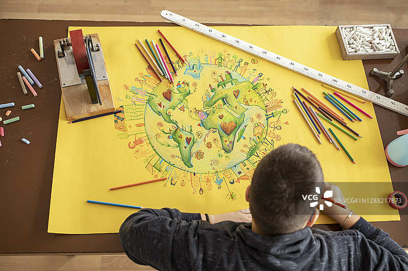 疫情期间学校里画画的小男孩背影图片素材