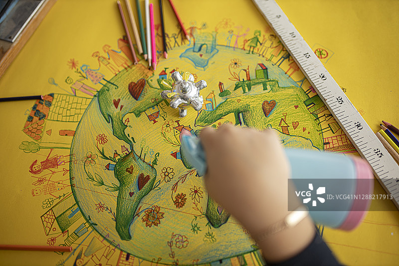 学生向新冠病毒模型喷洒消毒剂图片素材