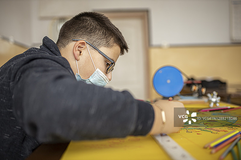 戴口罩的学童在学校绘画侧面图图片素材