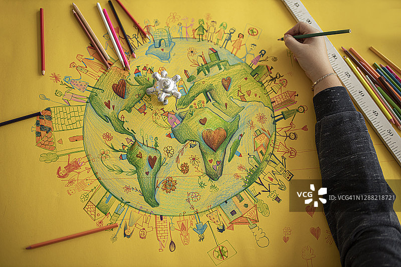 在黄色纸上的学童绘画图片素材