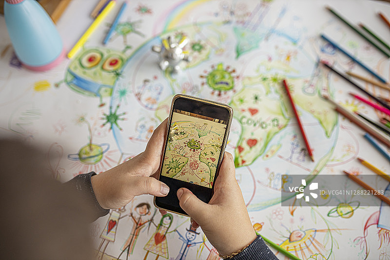 用手机拍摄新冠病毒主题绘画图片素材