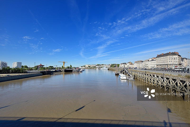 从安妮·德·布列塔尼桥上看南特、卢瓦尔河、福斯堤岸和南特岛图片素材