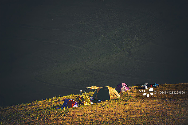 在泰国乡村的田野里露营，蓝天白云青山图片素材
