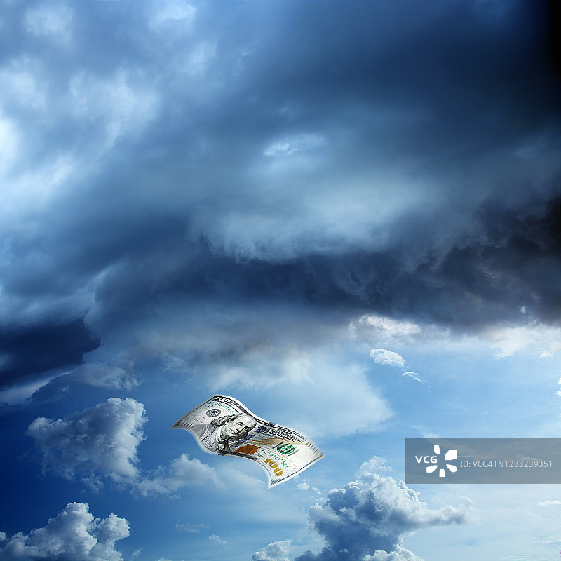 暴风雨中飞钱的商业机会概念图片素材