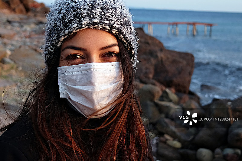 面具后的微笑图片素材