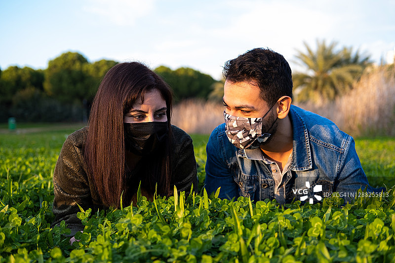 两名恋人躺在草地上图片素材