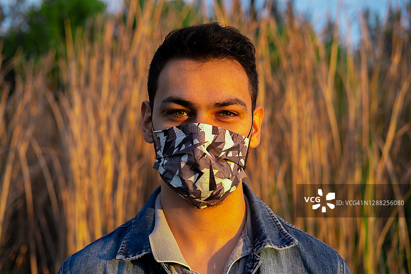 戴面具的男人在户外图片素材