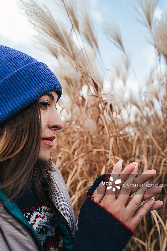 一个年轻漂亮的女人的肖像图片素材