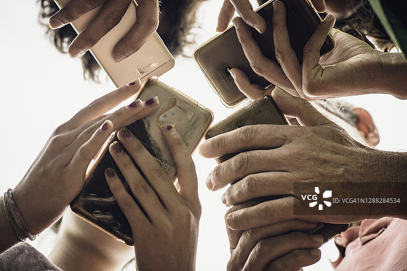 手和手机图片素材