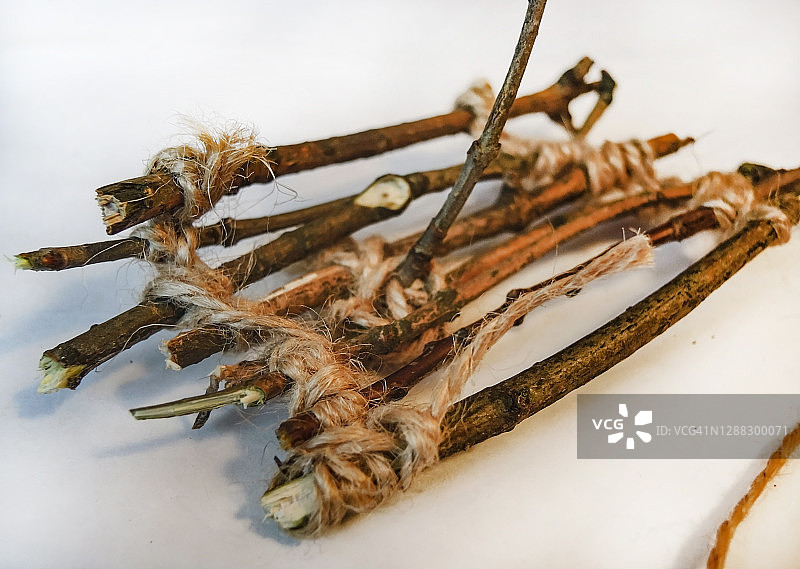 儿童手工艺品：细树枝与细绳木筏特写图片素材