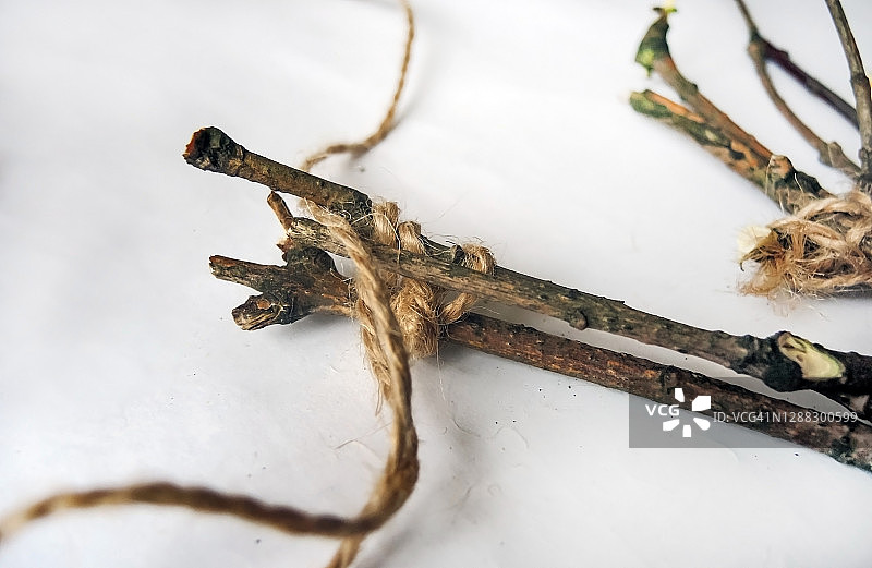 儿童手工艺品：细树枝与细绳木筏特写图片素材