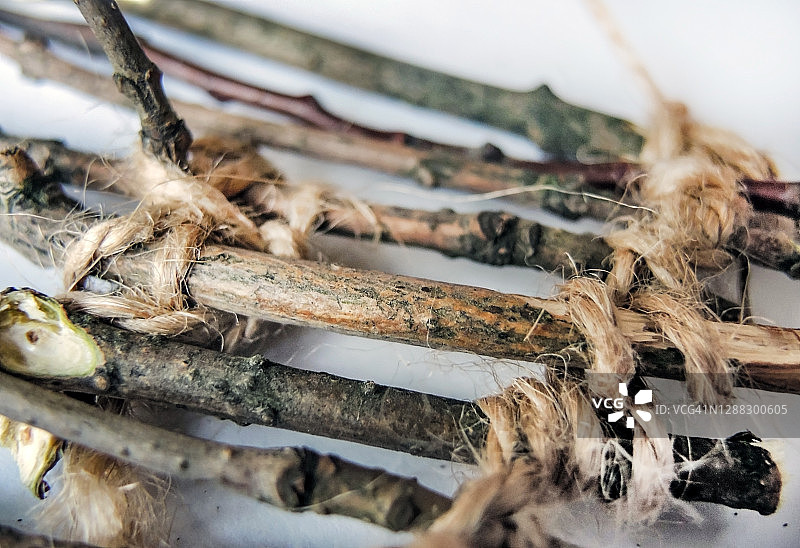 儿童手工艺品：细树枝与细绳木筏特写图片素材