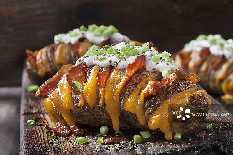 切达培根烤马铃薯配酸奶油和葱花图片素材