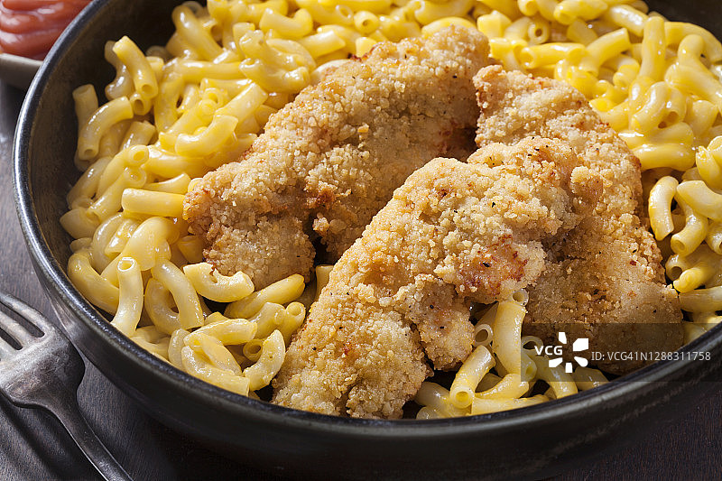 香脆炸鸡柳配奶油通心粉和奶酪图片素材