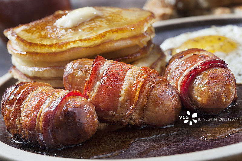 迷你培根卷早餐香肠、薄煎饼、煎蛋和吐司图片素材