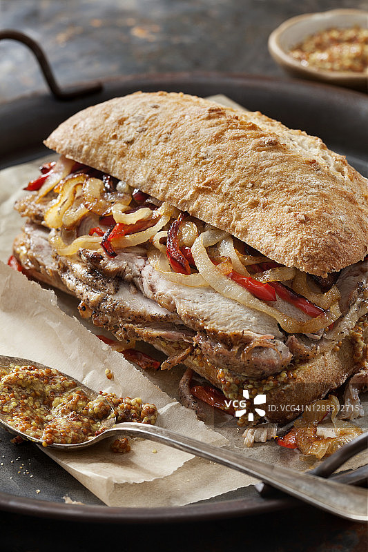 烤猪肉三明治配烤辣椒、洋葱和粗粒芥末（恰巴塔面包）图片素材