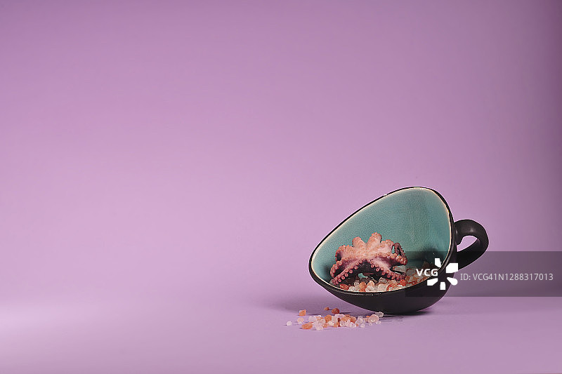 喜马拉雅盐和碗里的章鱼图片素材