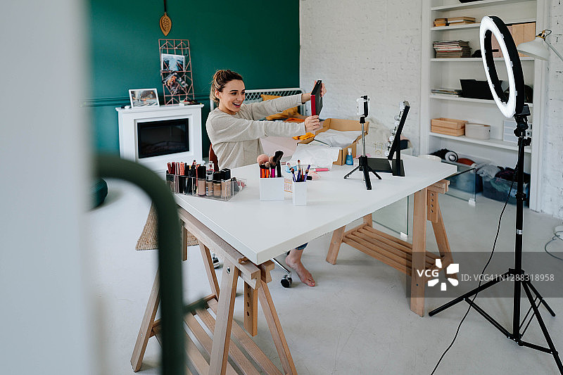 美妆网红直播产品测评图片素材