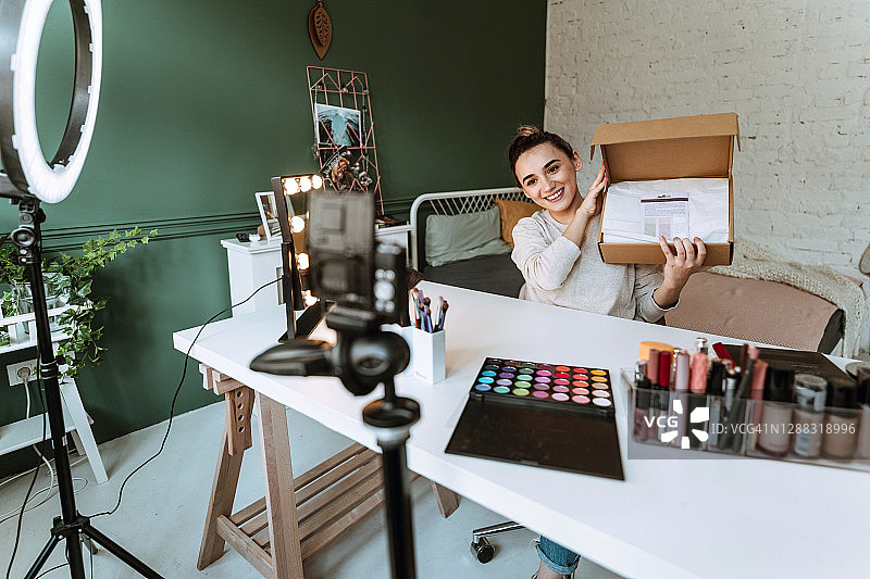 美妆博主开箱护肤品图片素材