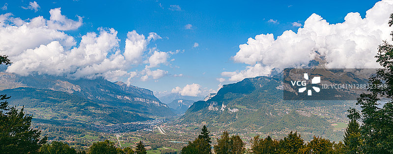 萨朗什市和法国阿尔卑斯山全景航拍图片素材