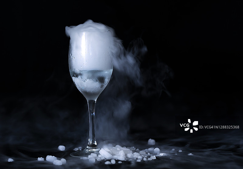 葡萄酒杯干冰雾创意效果图片素材