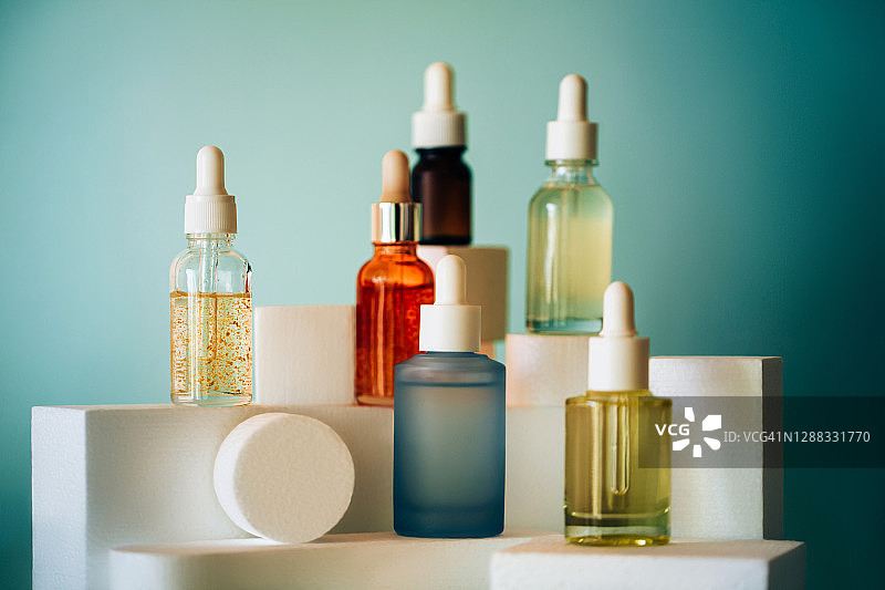 瓶装护肤品系列：年度潮流精华图片素材