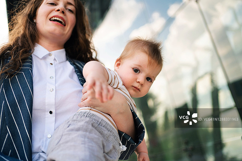 婴儿在母亲手中的低角度视图图片素材