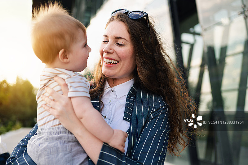 快乐的母亲和宝宝在户外图片素材