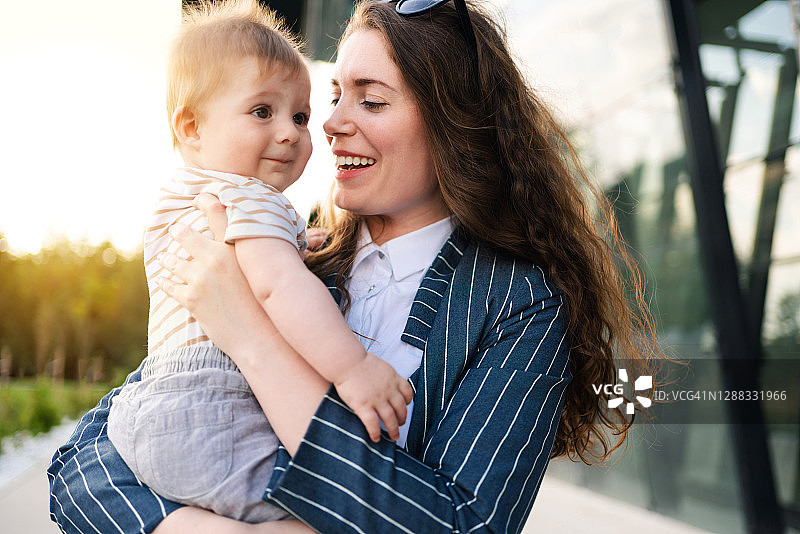 快乐的宝宝，快乐的妈妈图片素材