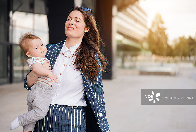 自信的年轻母亲和她的宝宝图片素材