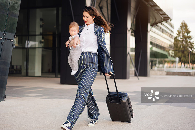 年轻母亲的商务旅行图片素材
