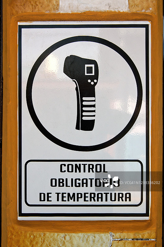 建筑外墙上的西班牙语新冠疫情健康安全标志图片素材