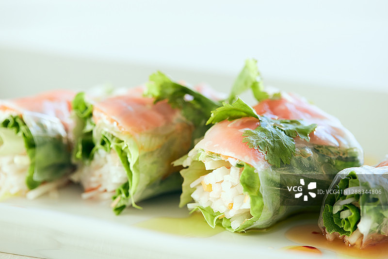 三文鱼蔬菜鲜虾卷图片素材