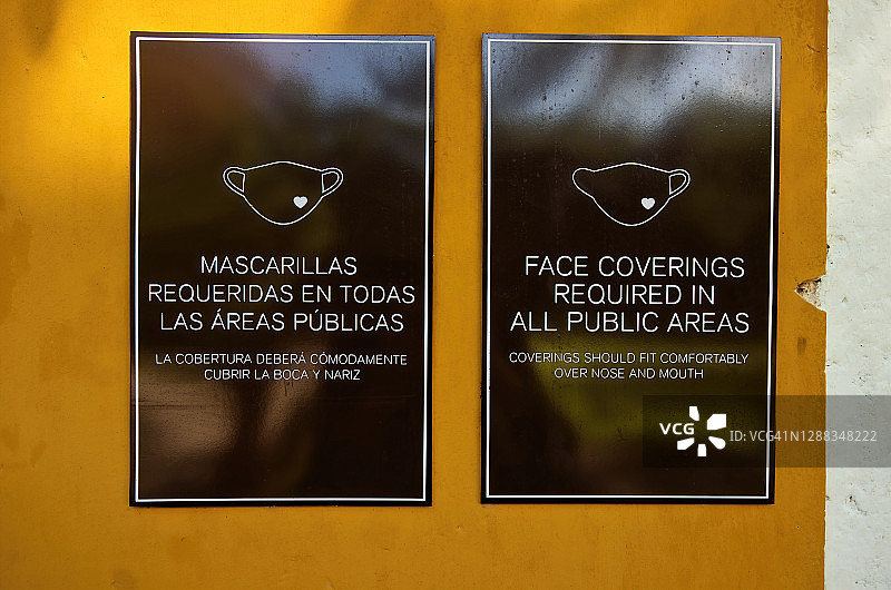 西班牙语和英语的COVID-19健康和安全标牌图片素材