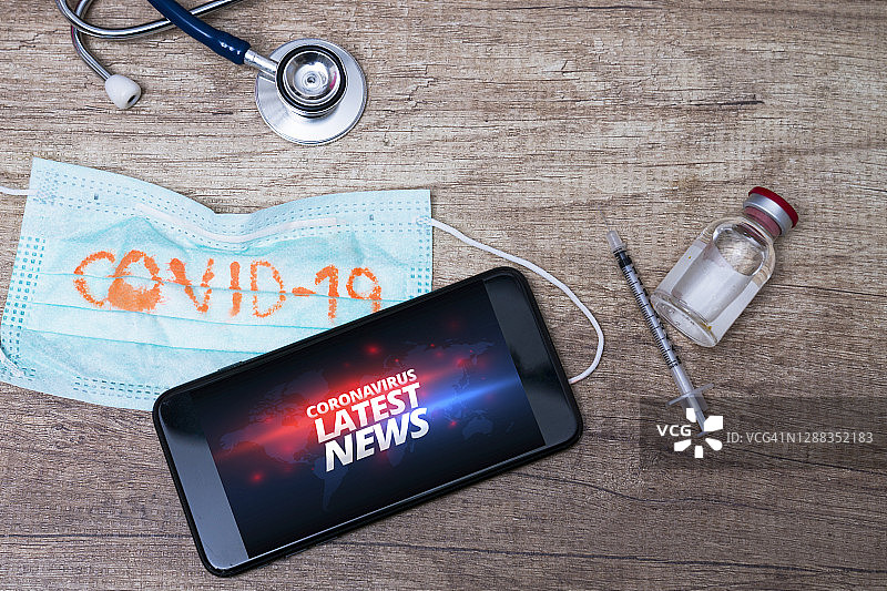 显示新型冠状病毒肺炎疫情新闻更新的手机图片素材