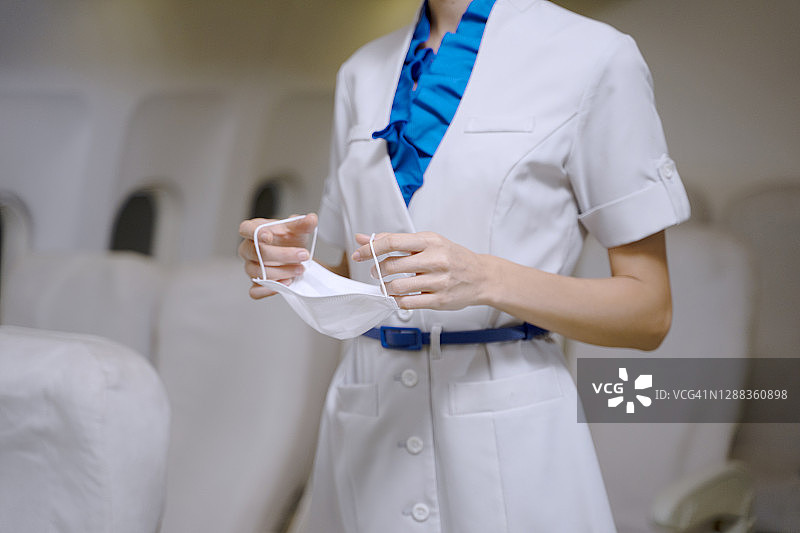 空姐示范佩戴防护口罩图片素材
