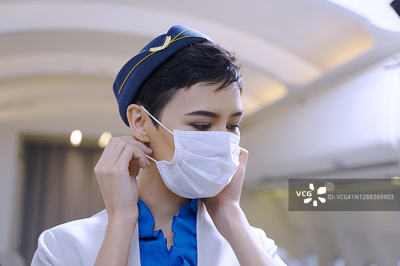 空姐示范佩戴防护口罩图片素材