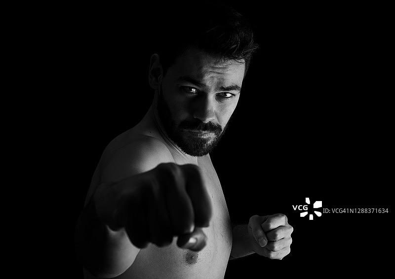 男人进行拳击训练图片素材